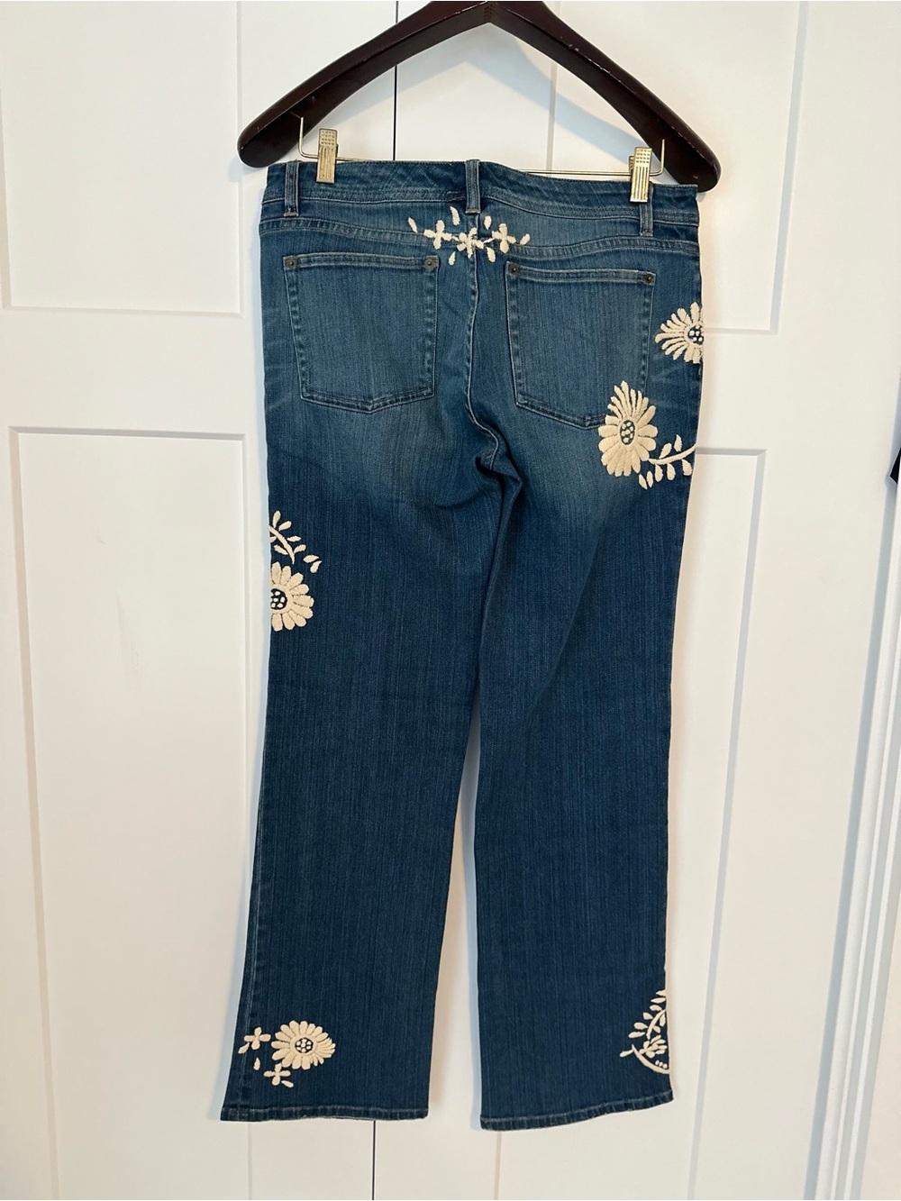 White House Black Market Blanc Floral Embroidered Bootcut Jeans 10 - Picture 2 of 6